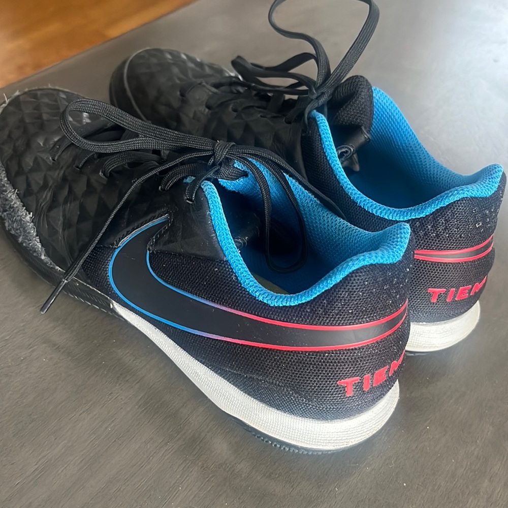 Nike Tiempo 6.5 Men’s & 8 Women’s Indoor Turf Shoe Casual